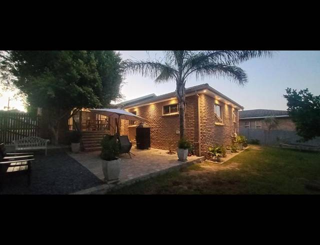 3 BEDROOM HOUSE FOR SALE IN UITZICHT